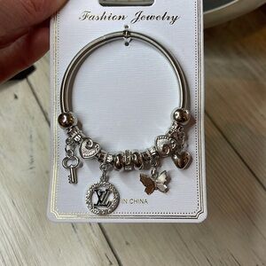 Elegant Silver Charm Fashion Bracelet